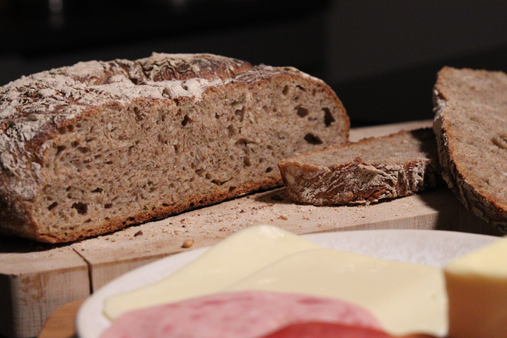 Angeschnittenes Sonnenblumen-Dinkelvollkornbrot