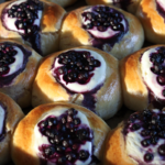 Brioche mit Quark-Blaubeer Füllung