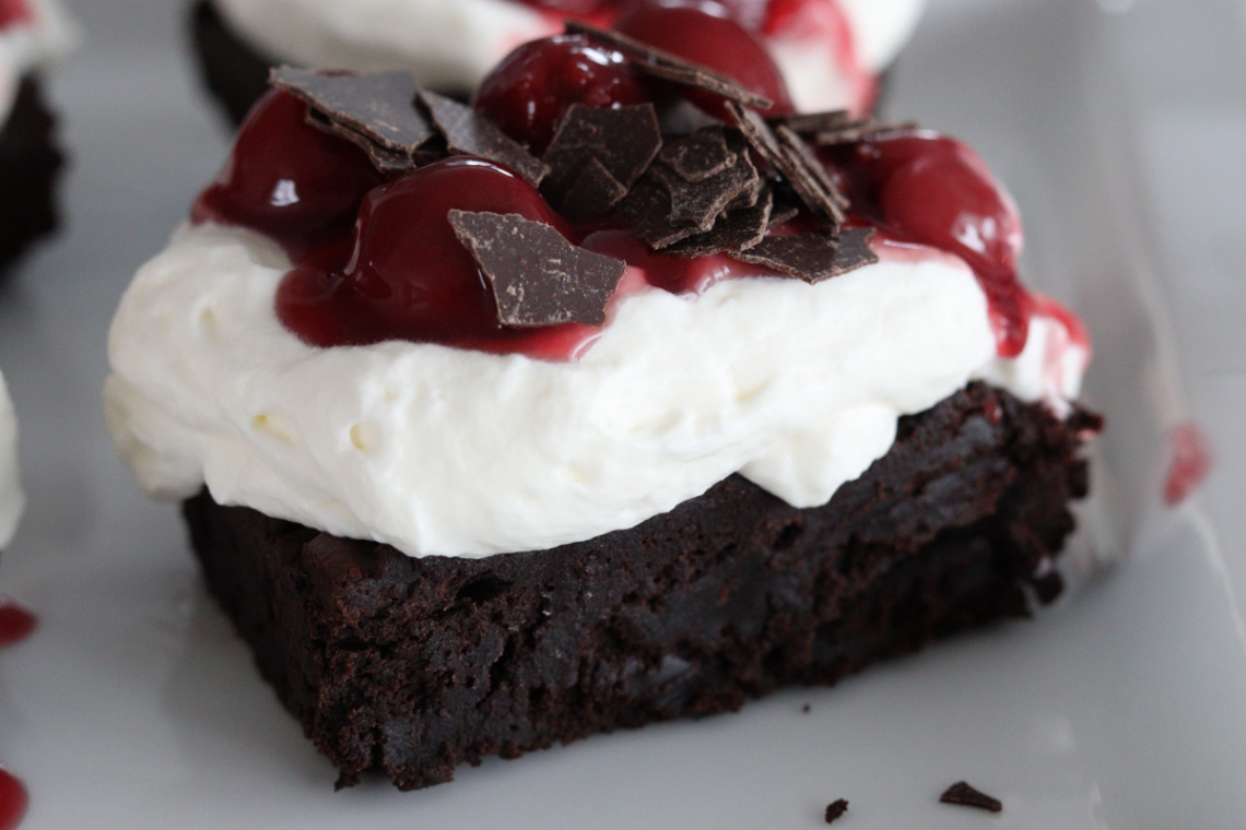 Brownie mit Schwarzwälder-Kirsch Topping