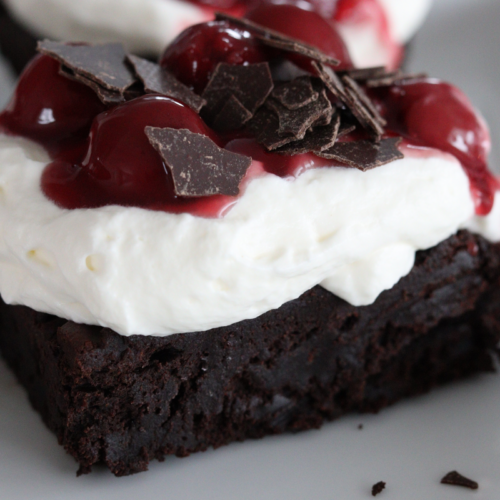 Brownie mit Schwarzwälder Kirsch-Topping