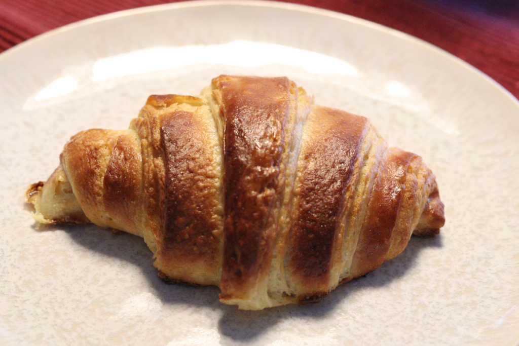 Croissant auf Teller